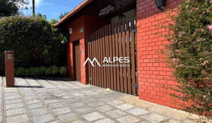 Excelente casa em condomínio, muito verde, ensolarada, 3 quartos, área externa com garagem.