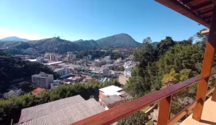 Excelente casa de 2 quartos, reformada, com linda vista da cidade.