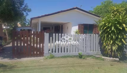 Ótima casa com 3 quartos em terreno com 534 m2 localizada a apenas 3 quadras da praia .