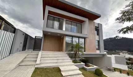 Casa duplex novinha em folha no Condomínio Estrela Alta!