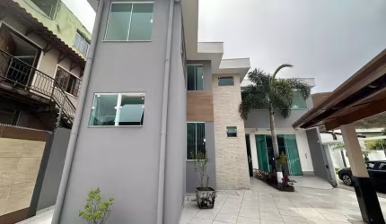 Um verdadeiro refúgio de conforto e tranquilidade no bairro Santos Dumont! Casa Duplex à venda.