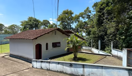 Um refúgio perfeito pra deixar a cidade pra trás, e o sossego pra dentro. Granja à venda no Parque Alt em Juiz de Fora.