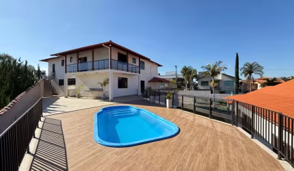 Uma casa que representa tudo o que você sempre quis: espaço, elegância e liberdade! Casa 4 quaros à venda no Spina Ville.