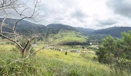 Viva rodeado pela natureza, com segurança e liberdade para construir o lar dos seus sonhos!  Terreno à venda no Condomínio Világio da Serra