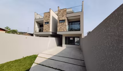 Triplex com amplo terreno na frente e nos fundos, suíte ampla com sacada