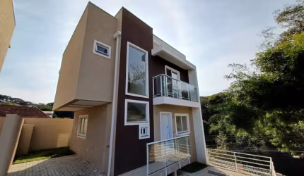 Sobrado novo em condomínio, 3 quartos sendo uma suíte e 2 vagas