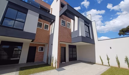 Triplex novo em condomínio em Santa Felicidade
