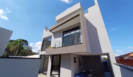Excelente sobrado com 3 quartos, churrasqueira e 5 vagas de garagem em Santa Felicidade