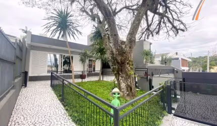 Casa à venda 4 quartos, sendo 2 suítes, 2 vagas de garagem no Bom Abrigo!