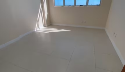 Alugo sala Evolution Business, com divisória, sanitário, garagem