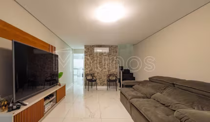 Sobrado com 3 dormitórios e 2 vagas de garagem