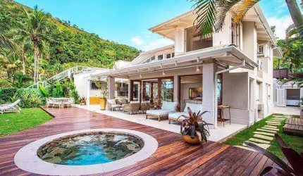 Casa pé na areia com 5 dormitórios para alugar, 320 m² por R$ 8.500,00/dia - Camburi - São Sebastião/SP