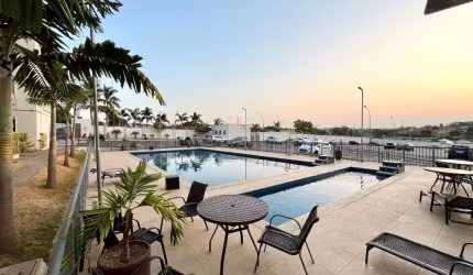 Apartamento reformado e com quintal.