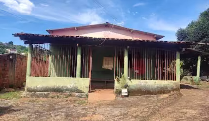 Casa simples, porém, o terreno é excelente