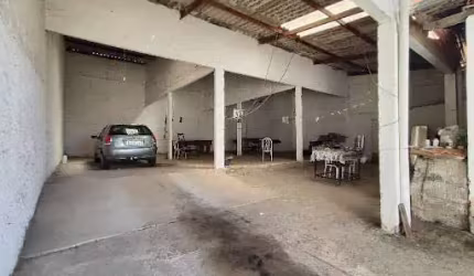 Galpãp em Av comercial com casa