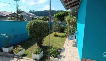 Casa ampla, com 1 suíte + 2 quartos, bem localizada em Indaial/SC