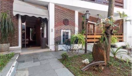 Casa assobradada com 5 dormitórios com 1 suíte e 6 vagas com 362m²  - Bairro Indianópolis/ SP