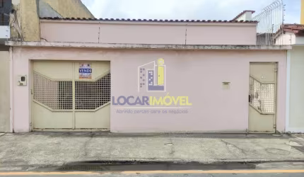 Casa solta a venda de 4/4 sendo uma suíte no Centro de Vitória da Conquista, BA