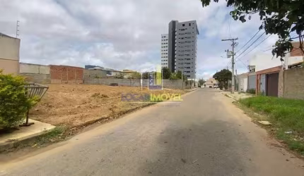 Atenção investidores! Terreno Plano em rua Asfaltada à Venda, em Bairro Candeias, próximo a Av. Olí