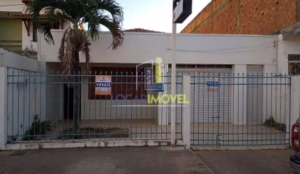 Casa Comercial a venda em bom estado de conservação construída em terreno de 361 m² na região centr