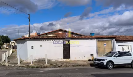 Casa ampla de 3/4 na região central da cidade com garagem coberta para 02 carros em  Vitória da Con