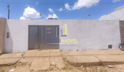 Casa de 2/4 com garagem para 5 carros no Felícia, próximo de tudo.