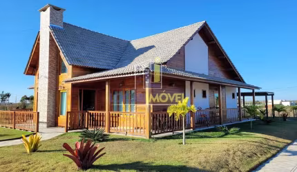Oportunidade! Casa de 3 quartos sendo 2 suítes  sendo a master com closet, casa com 250m2 de área c