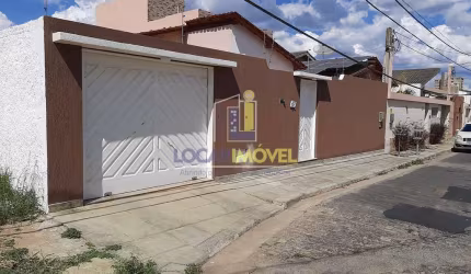 Vendo casa com 3 suítes, Sala de estar grande, sala de TV e cozinha ampla.  2 dependências.  Garage