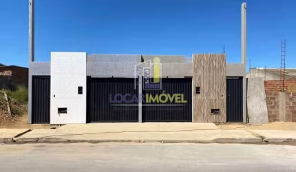 Casa à venda 3 quartos sendo 1 suíte, garagem espaçosa para 2 ou 3 carros, rua asfaltada, água e es
