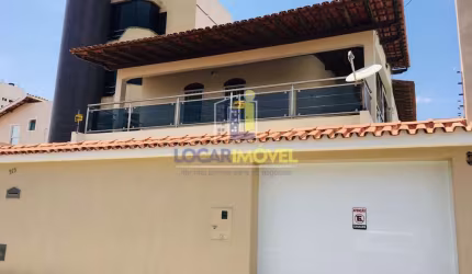 Casa  bastante ampla com terreno de 320 m² e 327.80 m² de área construída em ótima localização no B