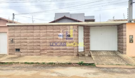 Casa Duplex (solta) com 5/4 sendo 1 suíte, com garagem para 4 carros no Bairro Felícia na região do