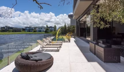 Sobrado Com 06 suítes Beira Lago, mobiliado e decorado com piscina em concreto aquecida