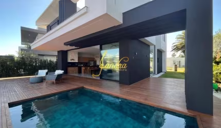 Sobrado no condomínio Malibu 5 suítes, e piscina e deck beira lago