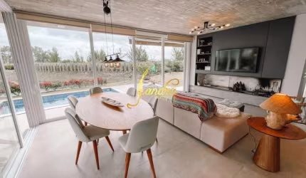 Casa térrea com 3 suítes e beira de lago com piscina