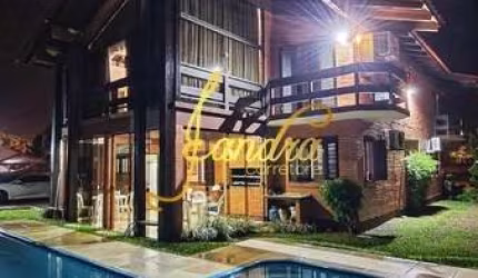 Sobrado no Centro de Xangri-la com 05 dormitórios com piscina