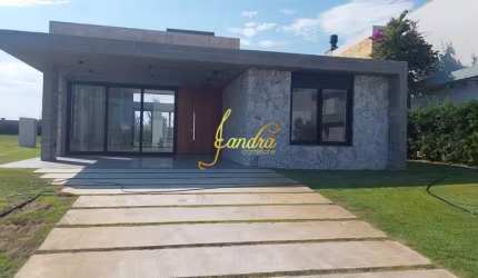 Casa térrea com 4 suítes e beira de lago