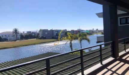 Belíssima Sobrado no Condomínio Enseada! Estilo Contemporâneo, composto por 04 suítes piscina