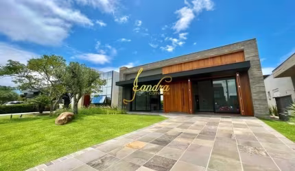Casa em obra em condomínio fechado com 4 suites