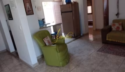 Casa  composta por 03 dormitórios um sendo suíte