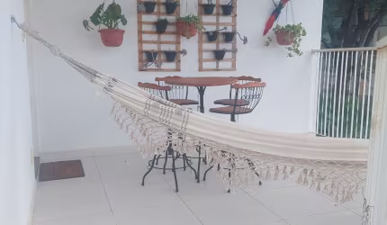 CASA JDIM MOSTEIRO. Ampla de bairro em rua sem saída, silêncio! 15 min. do centro.