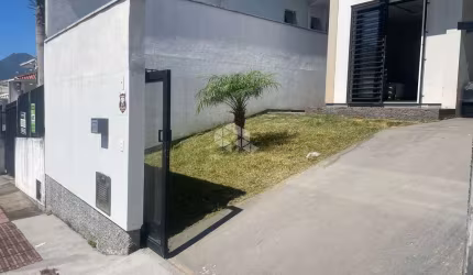 Sobrado à Venda com 02 dormitórios no Bela Vista - Palhoça/SC