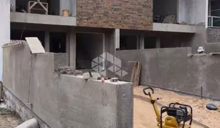 Sobrado novo à venda em Potecas, São José/SC, entrega prevista para setembro de 2025