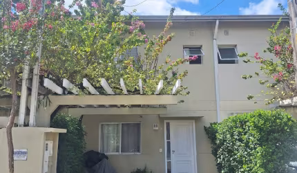 Locação casa condomínio fechado 3 dormitórios 2 vagas
