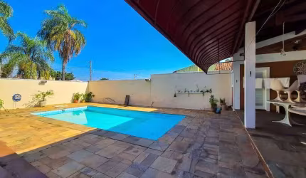 **Seu Novo Lar! Casa Ampla com 3 Suítes e Área de 700m²**