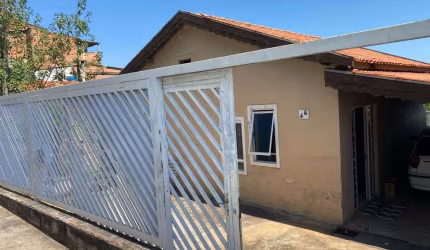 **Conforto e Espaço: Casa com 3 Vagas no Jardim São Fernando**