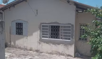 Casa com 2 Quartos e Quintal Espaçoso no Jardim São Cristóvão