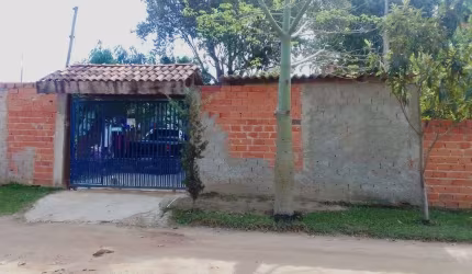Oportunidade! Casa com 2 Quartos e 2 Vagas na Satélite Íris