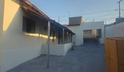 **Oportunidade: Casa com quintal e 210m² no Jardim Florence**