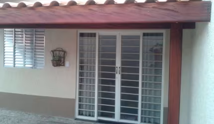 Oportunidade! Casa com 3 quartos e quintal em bairro tranquilo