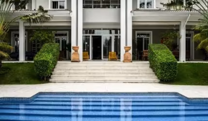 Casa a venda em condomínio de luxo em Cotia com 1.000m2 de área construída | 5 dormitórios, sendo 4 suítes e 6 vagas | em Cotia